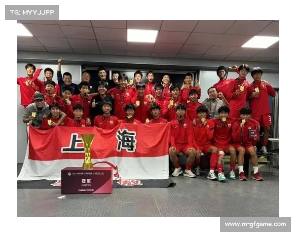 球迷机场迎接U17小将,青训成果获社会认可